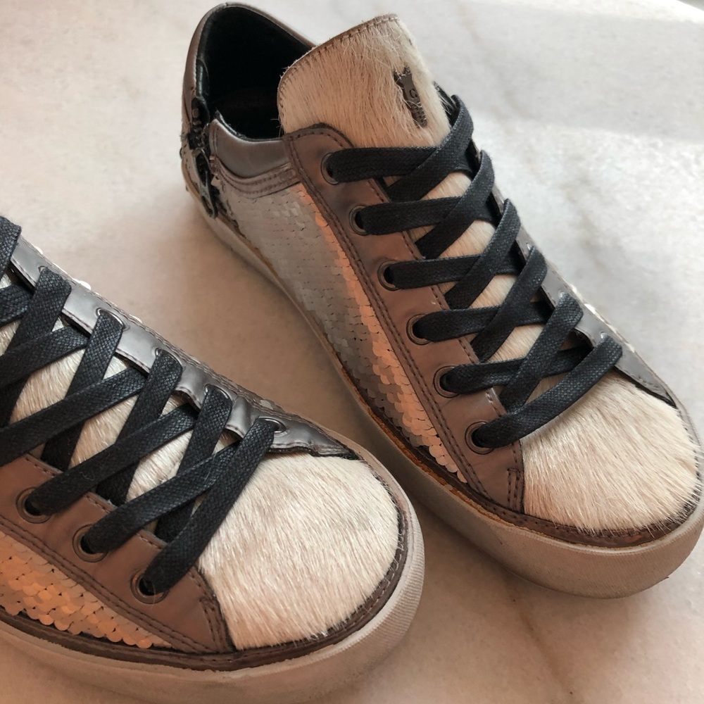 Women's Sneakers with Black and White Design